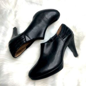 Clarks Wessex Azure Leather Ankle Booties Size 7